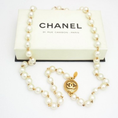Vintage Chanel pearl necklace 1